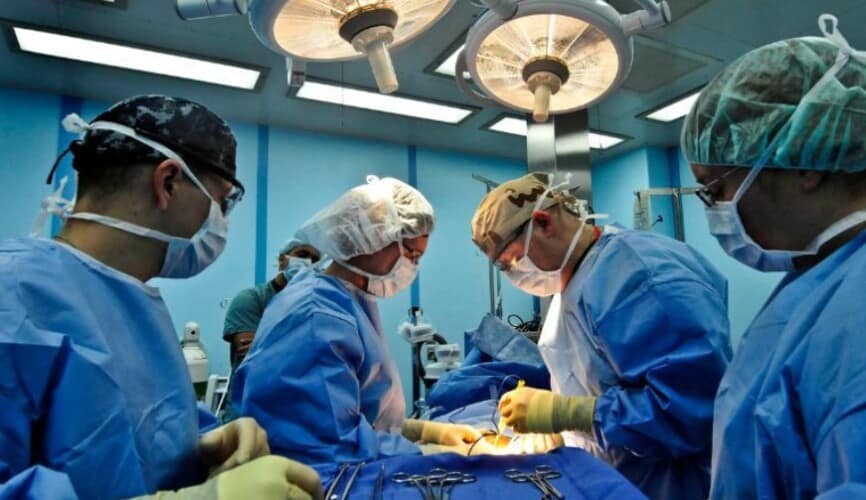 16-godišnji TRANVESTIT umro nakon operacije promene pola - Kljukali ga blokatorima puberteta