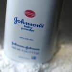 Džonson i Džonson podneo zahtev za bankrot kako bi izbegli da plate odštetu zbog kancerogenog PUDERA ZA BEBE