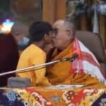 Dalaj Lama se izvinjava dečaku i njegovoj porodici zbog video snimka „neprikladnog ljubljenja“