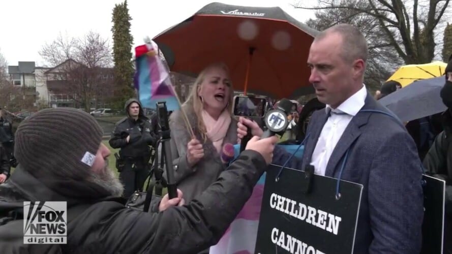 Novi napad TRANVESTITA u Kanadi- Nasrnuli na čoveka koji se pojavio na protestu