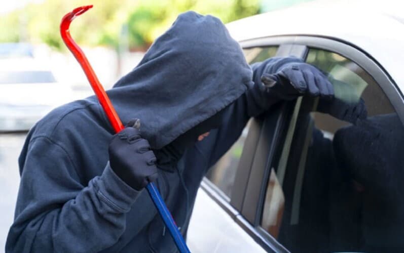  Previše tehnologije: Lopovi preuzimaju kontrolu nad automobilima hakujući im farove