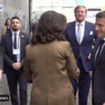 Mali bankar i veliki diktator! Demonstrant počeo da viče na Makrona, njegovo obezbeđenje ga srušilo na zemlju (VIDEO)