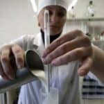 Primićete vakcinu a nećete to ni znati! Naučnici uspešno razvili tehniku ubacivanja mRNK u MLEKO