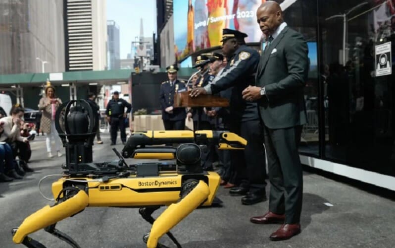  Njujork uveo PSE ROBOTE da patroliraju ulicama