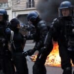 Francuska gori: Više od 1.000 policajaca i vatrogasaca povređeno na protestima protiv Makrona