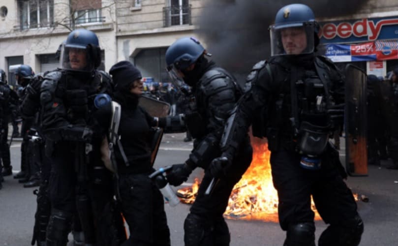  Francuska gori: Više od 1.000 policajaca i vatrogasaca povređeno na protestima protiv Makrona