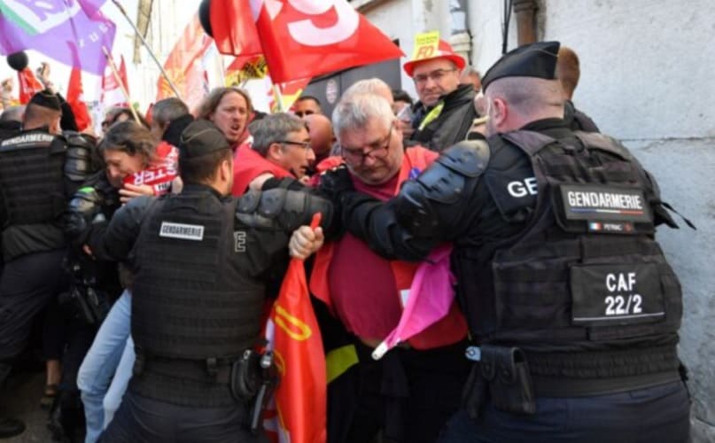 Demokratija?! Francuska policija oduzima šerpe i lonce od građana koji demonstriraju protiv Makrona