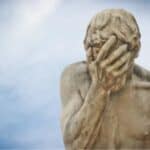 Statua golog bradatog muškarca koji doji bebu postavljena ispred bivšeg danskog muzeja žena