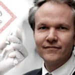 Najpoznatiji analitičar OSIGURANJA šokirao svet: 600.000 AMERIKANACA godišnje umre zbog COVID vakcina (VIDEO)