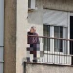 U Srbiji su ljudi pukli s mozgom!? Deda sa terase urinira po prolaznicima (FOTO)