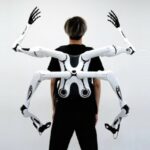 Pogledajte- Naučnici razvili robotske ruke koje ugrađuju na čoveka i zamenjuju do 3 osobe (VIDEO)