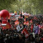 Dok se u Srbiji roštilja u FRANCUSKOJ se dešavaju istorijske demonstracije- Milioni na ulicama (VIDEO)