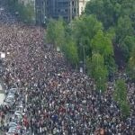 Reka ljudi pristiže ispre skupštine! Građani u velikom broju rešili da blokiraju centar do ispunjenja uslova (VIDEO)