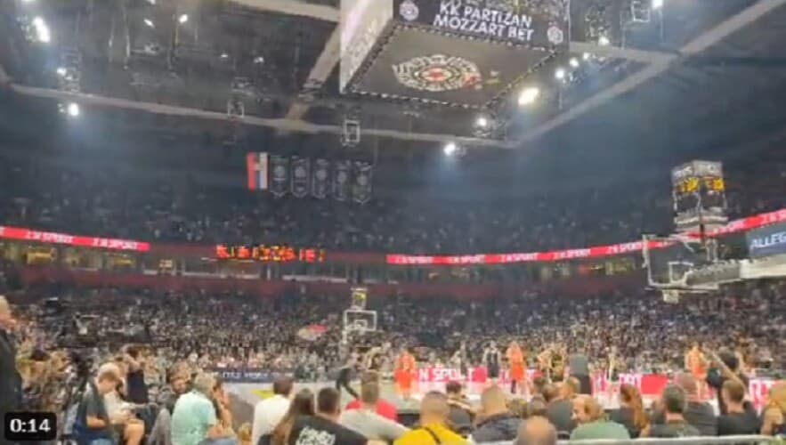 ORI SE ARENA! Grobari "pozdravljaju" predsednika Srbije: "Vučiću p..eru" (VIDEO)