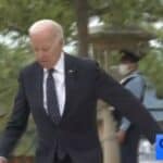 Bajden više ne može da ode u toalet bez pomoći! Ponovo se sapleo na stepenicama, potpuno dezorijentisan (VIDEO)