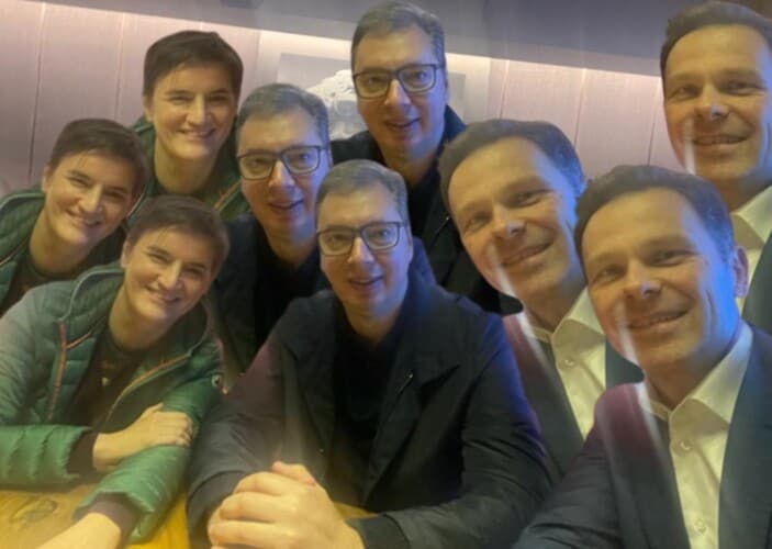  Šta je smešno? Ana Brnabić podelila fotografiju gde se ona, Vučić i Mali zabavljaju- Građani: “Šta vam je smešno, 20 ljudi je ubijeno”