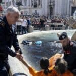 EKO ludaci u Rimu pokušali da unište fontanu iz 17. veka! (VIDEO)