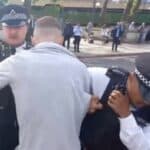 Policija privela muškarca koji pokušava da očisti put od eko-ekstremističkih demonstranata