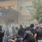 NOVOSTI: Srbinu se bore za život- Više od 50 povređenih od šok bombi i bojeve municije na KiM