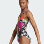 Novu kolekciju Adidas ženskih kupaćih kostima reklamira muškarac