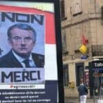 Evropska "demokratija"! MAKRON hapsi sve koji su povezani sa plakatima na kojima se prikazuje sa Hitlerovim brkovima