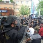 POČELO je okupljanje građana na KiM- Zapaljena srpska zastava u Gračanici