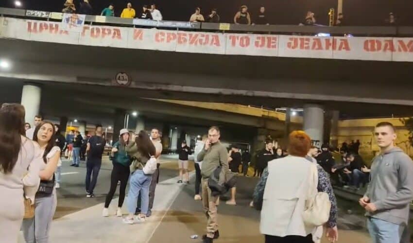  Blokiran AUTOPUT kod FRANŠA! Spontano okupljanje naroda zbog nasilja nad Srbima na Kosovu (VIDEO)