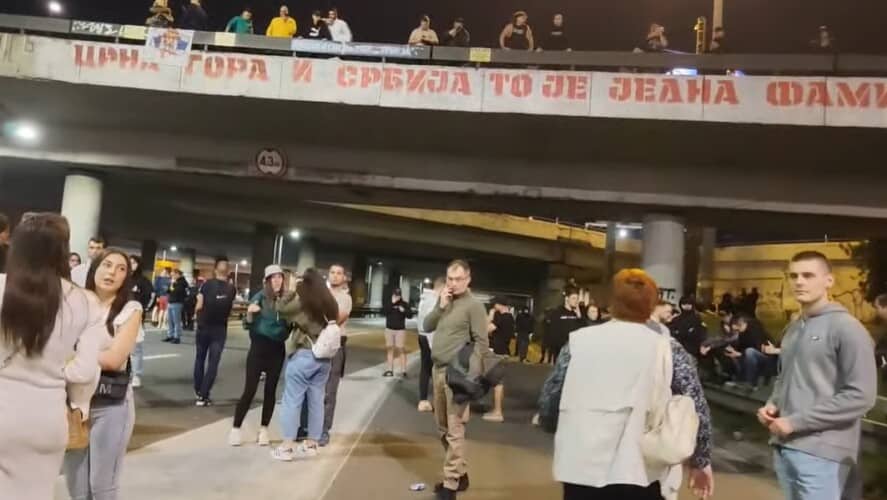 Blokiran AUTOPUT kod FRANŠA! Spontano okupljanje naroda zbog nasilja nad Srbima na Kosovu (VIDEO)