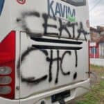 Na autobusima čačanskog autoprevoznika izbušene gume! Vozila išarana: "SNS SEKTA" (FOTO)