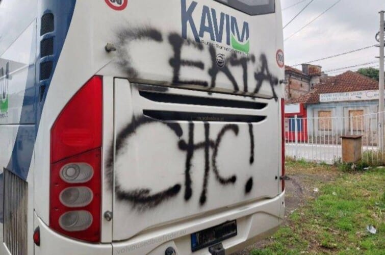  Na autobusima čačanskog autoprevoznika izbušene gume! Vozila išarana: „SNS SEKTA“ (FOTO)