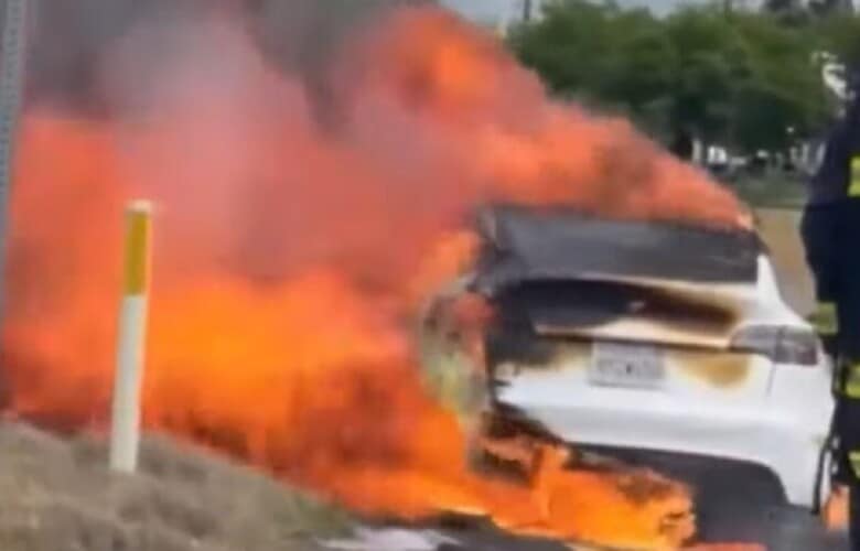  Ludnica! Čovek umalo izgoreo u automobilu TESLA- Radnici korisničkog servisa Elona Maska mu rekli: Dovezi ga u servis