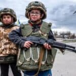 UkroJugend! Vlasti Ukrajine doslovno love decu kako bi ih obučili da rukuju oružjem