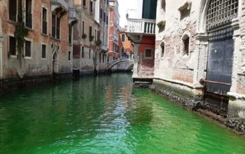  Pokrenuta istraga nakon što je venecijanski Veliki kanal postao svetlo zelen