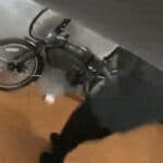 POGLEDAJTE! Električni bicikl eksplodirao u sred zgrade, vlasnik jedva izvukao živu glavu (VIDEO)