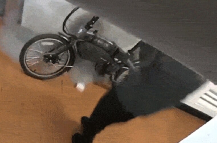  POGLEDAJTE! Električni bicikl eksplodirao u sred zgrade, vlasnik jedva izvukao živu glavu (VIDEO)