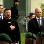 Ne zna gde mu je glava?! Zelenski zaboravio svoj mobilni telefon tokom posete Berlinu