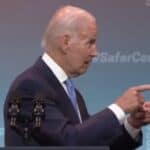 BAJDEN u najnovijem naletu senilnosti zaboravio da je kraljica Elizbeta mrtva, opet pogrešio pravac kretanja (VIDEO)