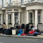 HIT! Migranti protestuju ispred hotela u Londonu jer ne ispunjava njihove standarde