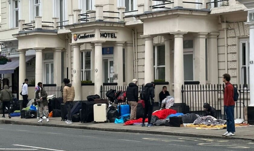 HIT! Migranti protestuju ispred hotela u Londonu jer ne ispunjava njihove standarde