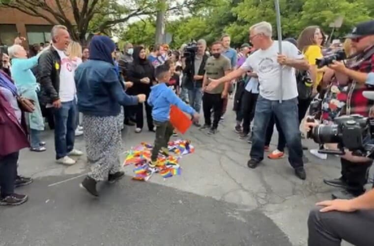  Pogledajte! HRIŠĆANI i MUSLIMANI ujedinjeni protiv indoktrinacije dece u LGBTQ sektu (VIDEO)