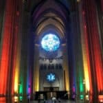 Da li su pređene granice?! Njujorška katedrala Svetog Jovana u bojama duge! (VIDEO)