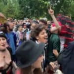 Tranvestiti i gejevi u sred Njujorka marširaju i pevaju: "Dolazimo po vašu decu" (VIDEO)