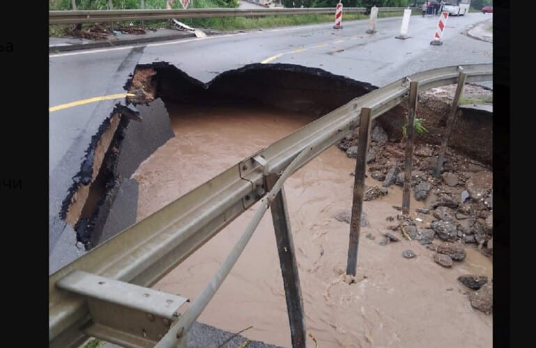  POPLAVLJENA SRBIJA! Voda nosi automobile i mostove, ulice izgledaju kao posle cunamija (FOTO/VIDEO)