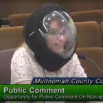 Post COVID stres! Pogledjte ovu ženu koja u 2023. godini nosi "svemirsku kacigu" kako bi se zaštitila od virusa (VIDEO)