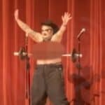 Univerzitet organizovao LGBT predstavu! Tranvestit pred decom dizao tegove uz pomoć svojih sisa (VIDEO)