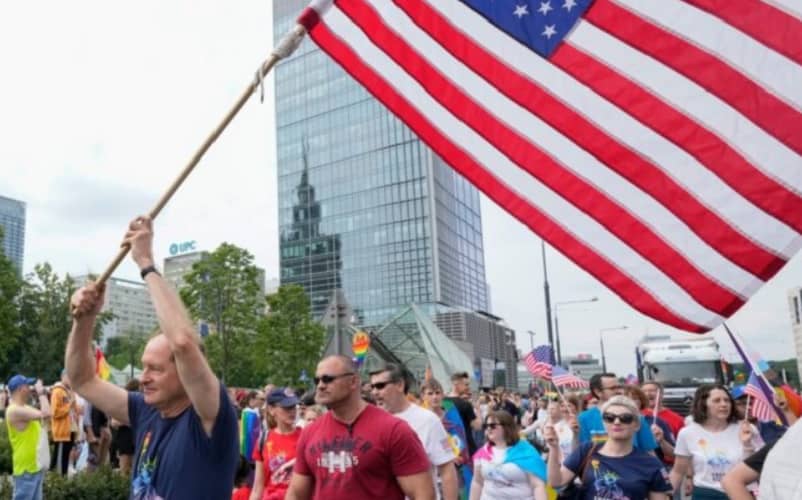  Samo da Hil ne kopira kolegu! Ambasador SAD u Varšavi maše AMERIČKOM ZASTAVOM na gej paradi