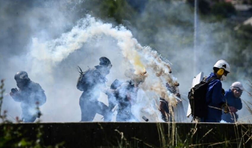  Francuska: Sukob eko demonstranata sa policijom zbog pruge- Desetine policajaca povređeno (VIDEO)