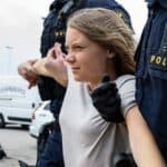 Greta Tunberg ponovo histeriše! Policija morala da je nosi - Popila i krivične prijave (FOTO)