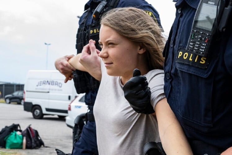  Greta Tunberg ponovo histeriše! Policija morala da je nosi – Popila i krivične prijave (FOTO)