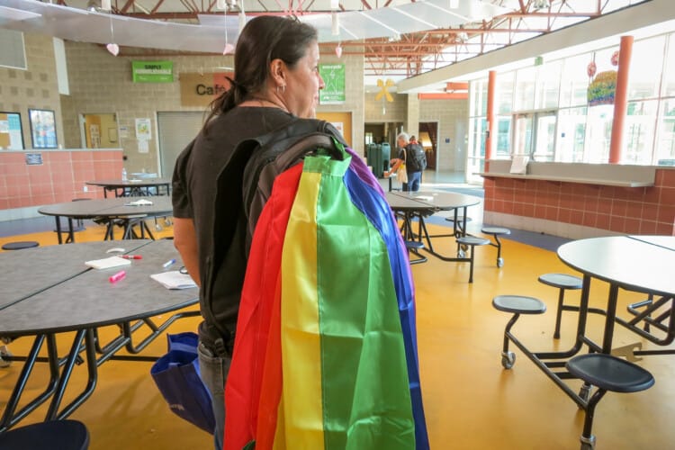  Broj “nebinarnih” učenika u Americi porastao za 4000%- Svaki četvrti srednjoškolac smatra da je LGBTQ